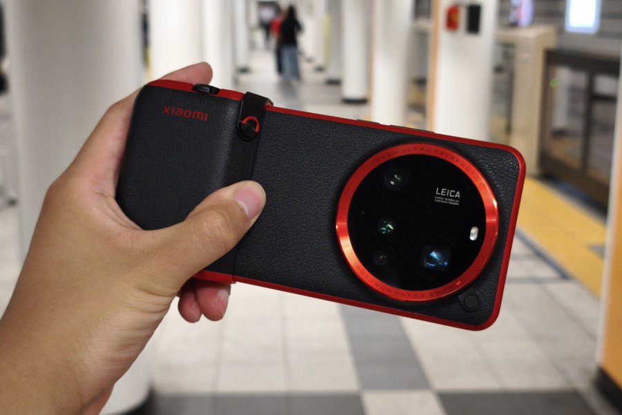 Xiaomi 15 Ultra featuring Leica-powered camera module and sleek design, perfect for professional-grade photography and high-end performance.